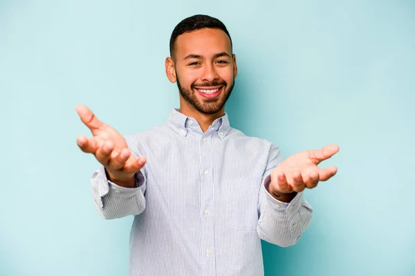 Young Hispanic Man Isolated Blue Background Showing Welcome Expression — Stock Photo, Image
