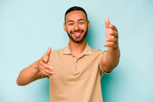 Jonge Latino Man Geïsoleerd Blauwe Achtergrond Voelt Vertrouwen Het Geven — Stockfoto