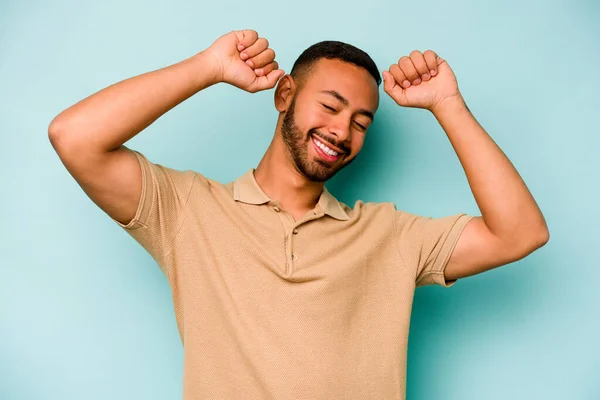 Jonge Spaanse Man Geïsoleerd Blauwe Achtergrond Viert Een Speciale Dag — Stockfoto