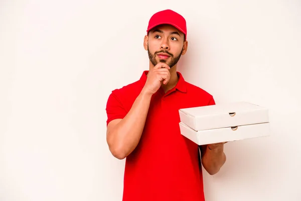 Young Hispanic Delivery Man Holding Pizzas Isolated White Background Looking — Stockfoto