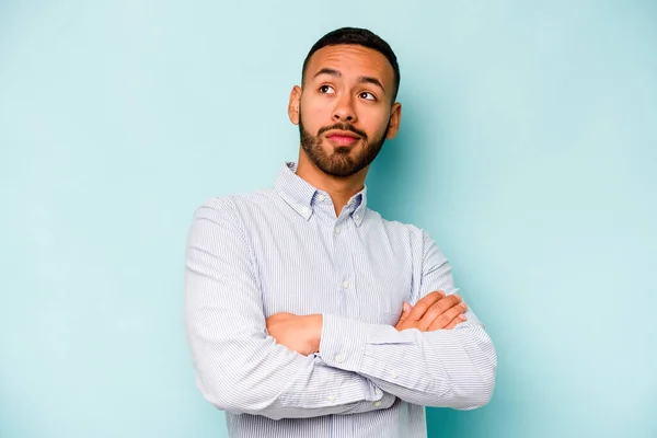 Jonge Spaanse Man Geïsoleerd Blauwe Achtergrond Dromen Van Het Bereiken — Stockfoto