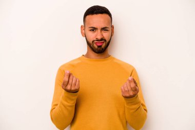 Beyaz arka planda izole edilmiş genç bir İspanyol, kadının hiç parası olmadığını gösteriyor..