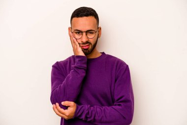 Beyaz arka planda izole edilmiş, sıkılmış, yorgun ve dinlenmeye ihtiyacı olan genç İspanyol bir adam..