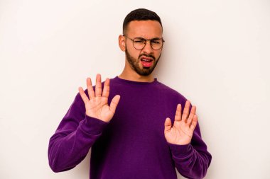 Beyaz arka planda izole edilmiş genç İspanyol bir adam tiksinti belirtisi gösteren birini reddediyor..