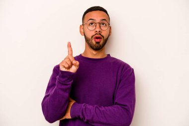 Latin kökenli genç bir adam beyaz arka planda izole edilmiş harika bir fikri, yaratıcılık kavramını var..