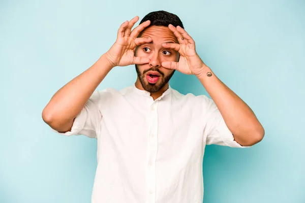 Young Hispanic Man Isolated Blue Background Keeping Eyes Opened Find — 스톡 사진