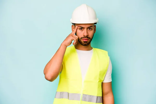 Young Laborer Hispanic Man Isolated Blue Background Pointing Temple Finger — 스톡 사진