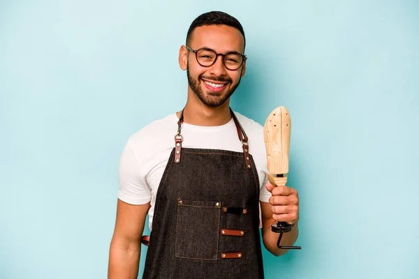 Young Hispanic Shoemaker Man Isolated Blue Background Laughing Having Fun — Foto Stock