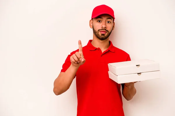 Молодой Латиноамериканец Держит Пиццу Белом Фоне Показывая Номер Один Пальцем — стоковое фото