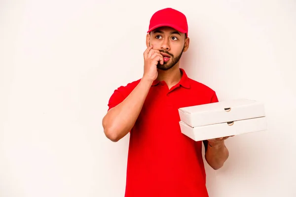 Young Hispanic Delivery Man Holding Pizzas Isolated White Background Relaxed — ストック写真