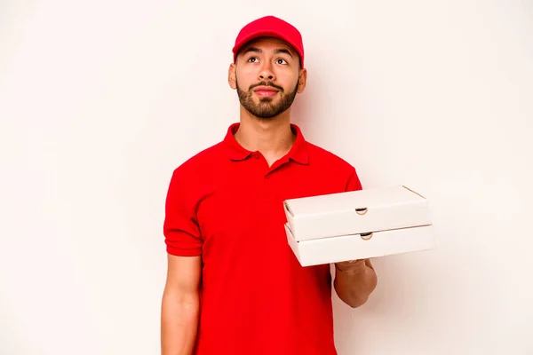 Young Hispanic Delivery Man Holding Pizzas Isolated White Background Dreaming — ストック写真