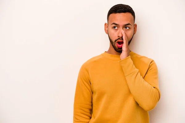 Junger Hispanischer Mann Isoliert Auf Weißem Hintergrund Sagt Eine Geheime — Stockfoto