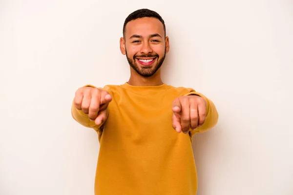 Jonge Spaanse Man Geïsoleerd Witte Achtergrond Vrolijke Glimlachen Wijzen Naar — Stockfoto