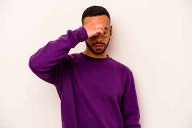 Beyaz arka planda izole edilmiş genç İspanyol bir adamın başı ağrıyor, yüzüne dokunuyor..
