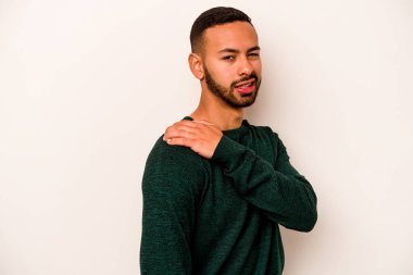 Beyaz arka planda izole edilmiş genç İspanyol bir adam omuz ağrısı çekiyor..