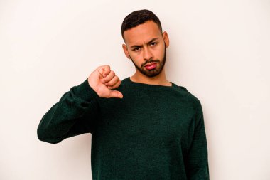 Beyaz arka planda izole edilmiş genç İspanyol bir adam hoşlanmadığı bir jest gösteriyor, kabul etmiyor. Anlaşmazlık konsepti.