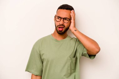 Beyaz arka planda izole edilmiş genç bir İspanyol şok geçiriyordu. Önemli bir buluşmayı hatırladı..