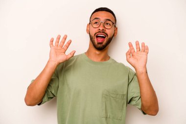 Beyaz arka planda izole edilmiş genç İspanyol adam gökyüzüne haykırıyor, yukarı bakıyor, hayal kırıklığına uğramış..