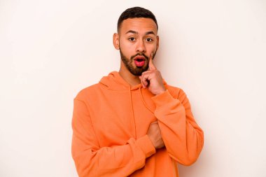 Latin kökenli genç bir adam beyaz arka planda izole edilmiş harika bir fikri, yaratıcılık kavramını var..