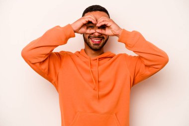 Beyaz arka planda izole edilmiş genç İspanyol adam gözlerinde iyi işaretler gösteriyor.