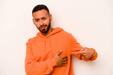 Beyaz arka planda karaciğer ağrısı çeken, karnı ağrıyan genç bir İspanyol..