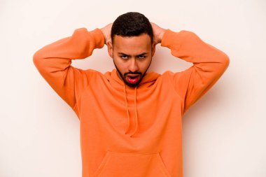 Beyaz arka planda izole edilmiş genç bir İspanyol bağırıyor, çok heyecanlı, tutkulu, bir şeyden memnun..