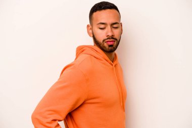 Beyaz arka planda izole edilmiş, sırt ağrısı çeken genç bir İspanyol..