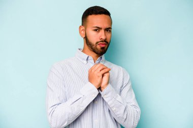 Genç İspanyol adam mavi arka planda izole edilmiş korkmuş ve korkmuş..