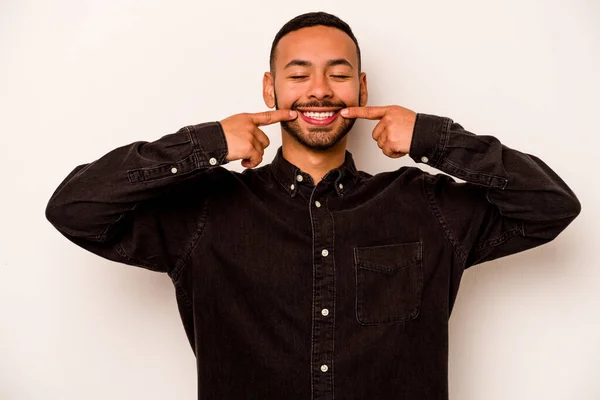 Junger Hispanischer Mann Auf Weißem Hintergrund Lächelt Und Zeigt Mit — Stockfoto