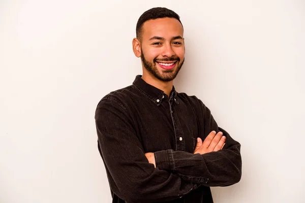 Joven Hombre Hispano Aislado Sobre Fondo Blanco Feliz Sonriente Alegre — Foto de Stock