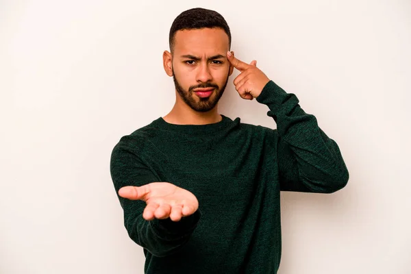 Joven Hispano Aislado Sobre Fondo Blanco Sosteniendo Mostrando Producto Mano —  Fotos de Stock