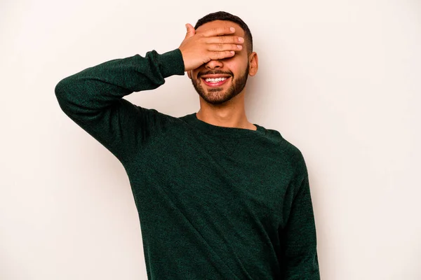 Mladý Hispánec Izolovaný Bílém Pozadí Zakrývá Oči Rukama Usmívá Čeká — Stock fotografie