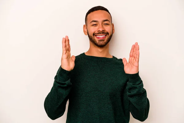 Joven Hombre Hispano Aislado Sobre Fondo Blanco Ríe Voz Alta — Foto de Stock