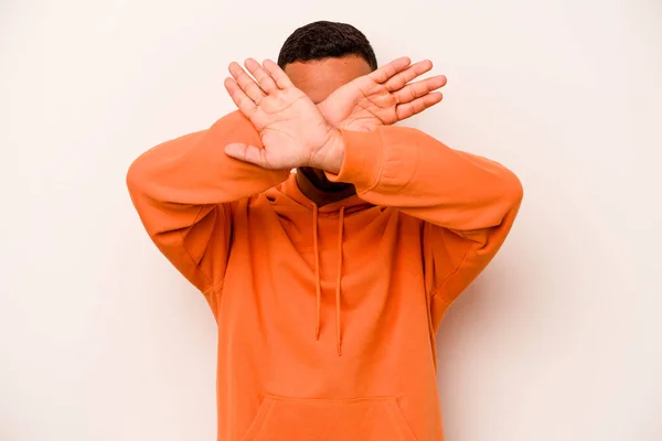 Young Hispanic Man Isolated White Background Keeping Two Arms Crossed — Stock Photo, Image