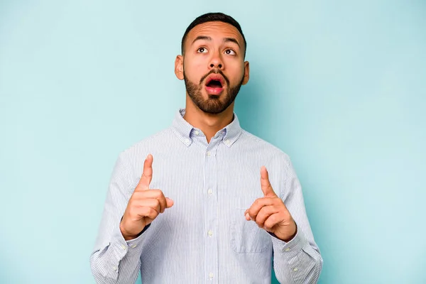 Young Hispanic Man Isolated Blue Background Pointing Upside Opened Mouth — Stock Photo, Image