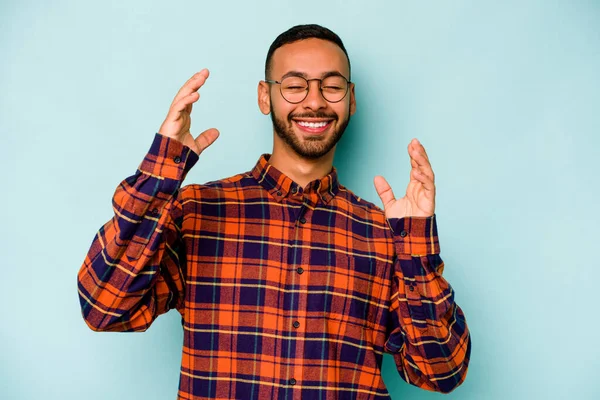 Joven Hombre Hispano Aislado Sobre Fondo Azul Alegre Riendo Mucho —  Fotos de Stock