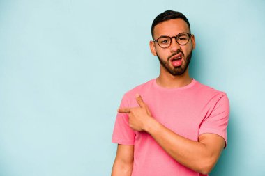 Mavi arka planda izole edilmiş genç bir İspanyol yan tarafı gösteriyor.