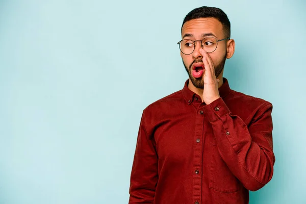 Joven Hombre Hispano Aislado Sobre Fondo Azul Siendo Sorprendido Por — Foto de Stock