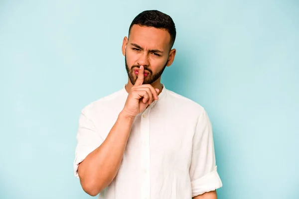 Joven Hispano Aislado Sobre Fondo Azul Guardando Secreto Pidiendo Silencio —  Fotos de Stock