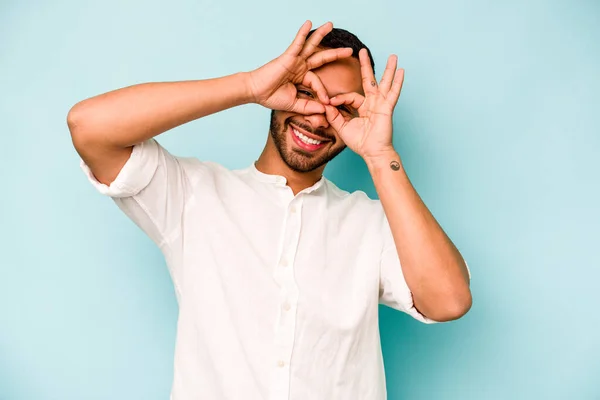 Joven Hombre Hispano Aislado Sobre Fondo Azul Mostrando Signo Aceptable — Foto de Stock