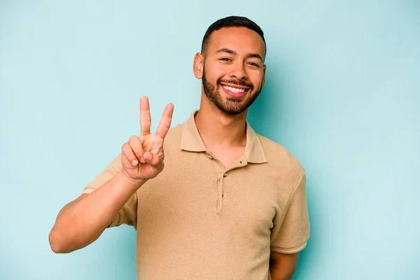 Jonge Spaanse Man Geïsoleerd Blauwe Achtergrond Vrolijk Zorgeloos Tonen Van — Stockfoto