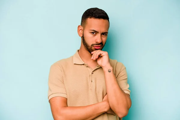 Joven Hombre Hispano Aislado Sobre Fondo Azul Pensando Mirando Hacia — Foto de Stock