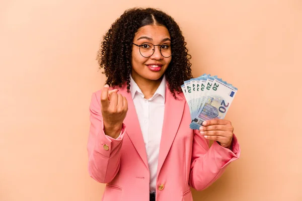 Mladá Afroameričanka Drží Bankovky Izolované Béžovém Pozadí Ukazuje Prstem Vás — Stock fotografie