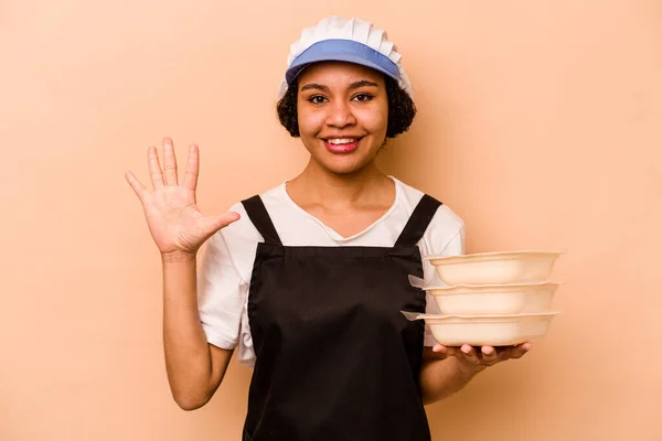 Jovem Cozinheiro Voluntário Afro Americano Mulher Isolada Fundo Bege Sorrindo — Fotografia de Stock