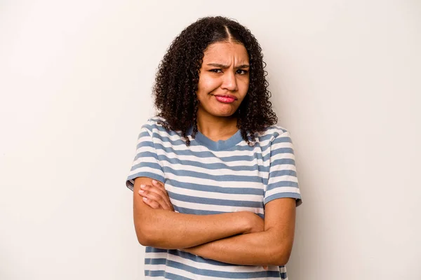 若いアフリカ系アメリカ人の女性が顔をしかめっ面の上で不快に孤立し 腕を折り曲げ続ける — ストック写真
