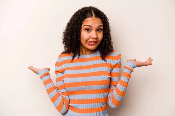 Jonge Afro Amerikaanse Vrouw Geïsoleerd Witte Achtergrond Verward Twijfelachtige Schouders — Stockfoto