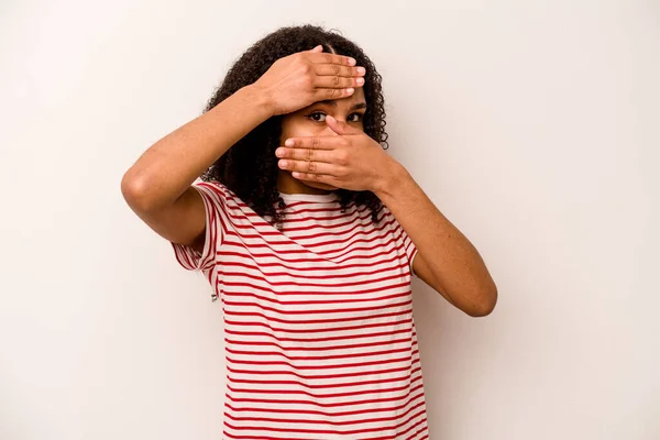 Jovem Afro Americana Isolada Fundo Branco Piscar Para Câmera Através — Fotografia de Stock