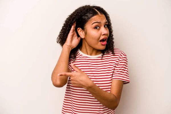 Mujer Afroamericana Joven Aislada Sobre Fondo Blanco Tratando Escuchar Chisme —  Fotos de Stock