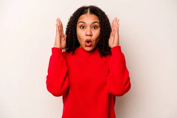 Mujer Afroamericana Joven Aislada Sobre Fondo Blanco Sorprendida Conmocionada — Foto de Stock