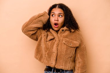 Genç Afro-Amerikalı kadın bej arka planda izole edilmiş şok geçiriyordu. Önemli bir toplantıyı hatırladı..